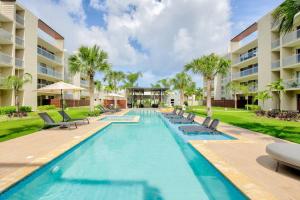Bazén v ubytování New Apartment with Rooftop Jacuzzi and pool view - Vibe Residences 1BDR nebo v jeho okolí