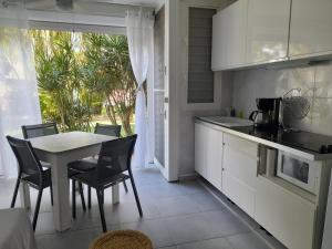 Kuchyň nebo kuchyňský kout v ubytování Joli appartement St François Guadeloupe