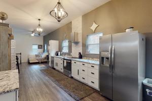 uma grande cozinha com um frigorífico de aço inoxidável em Star Ridge Retreat em Eureka Springs
