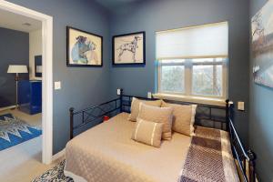 um quarto com uma cama e uma janela em Star Ridge Retreat em Eureka Springs