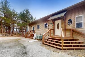 Cabaña con porche y puerta en una casa en Star Ridge Retreat en Eureka Springs