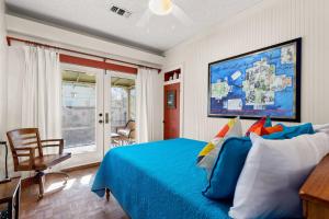 1 dormitorio con cama con sábanas azules y ventana en Downtown Prost, en New Braunfels