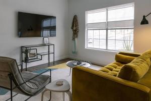 ein Wohnzimmer mit einem Sofa und einem Stuhl in der Unterkunft Unit 111 - The Cielo 1 Bed - Cation on the Guadalupe in New Braunfels