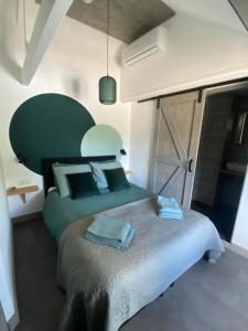 een slaapkamer met 2 bedden in een kamer bij De Bloesem in Cothen
