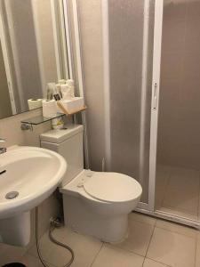 uma casa de banho com um WC e um lavatório em Azure BEACHfront view Aesthetic Minimalist unit em Manilla