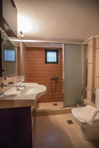 A bathroom at Nefeles Még 37 kép