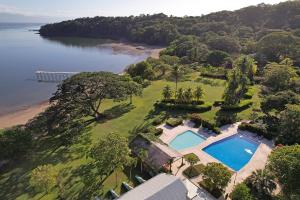 una vista aérea de una casa con 2 piscinas en OPacifico Hotel Boutique, en Naranjo