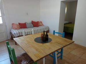 sala de estar con mesa de madera y sofá en La Carmela en San Rafael