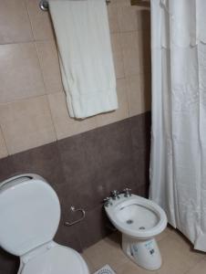 チャスコムスにあるdepartamento el atardecerのバスルーム(白いトイレ、シンク付)
