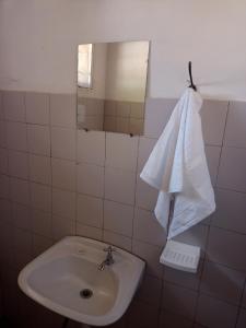 baño con lavabo, espejo y toalla en La Carmela en San Rafael