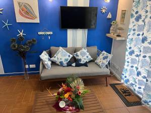 ein Wohnzimmer mit Sofa und Fernseher in der Unterkunft Montaguvilla#3 in Flic-en-Flac
