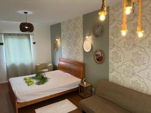 ein kleines Schlafzimmer mit einem Bett und einer Couch in der Unterkunft Montaguvilla#3 in Flic-en-Flac