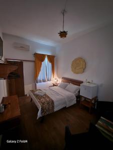 een slaapkamer met een groot bed en een raam bij Pousada Toro Real in Tiradentes