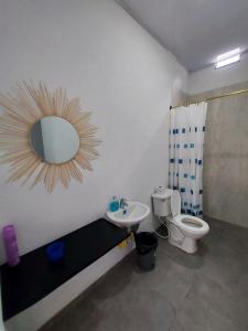 La salle de bains est pourvue de toilettes, d'un lavabo et d'un miroir. dans l'établissement Emuná Campestre, à Carmen de Apicalá