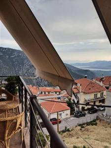una vista sulla città dal balcone di un edificio di Πολυτελή Μεζονέτα με Τζάκι και υπέροχη θεά a Delfi