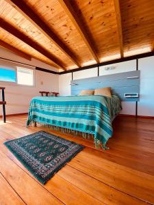 una camera da letto con un letto e un soffitto in legno di Lechuzas a Córdoba Altre 17 foto