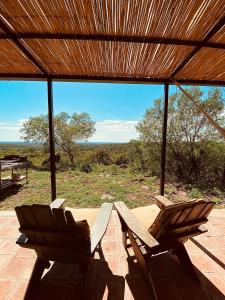 2 sedie su un patio con vista sull'oceano di Lechuzas a Córdoba