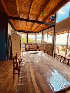 una grande sala da pranzo con un grande tavolo in legno di Lechuzas a Córdoba