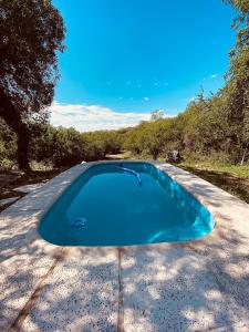 una piscina in mezzo alla strada di Lechuzas a Córdoba