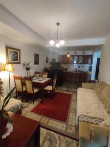 een woonkamer met een tafel en een bank bij Olga Bashinskaya in Sutomore