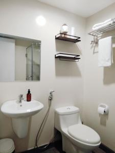 een witte badkamer met een toilet en een wastafel bij Avida Towers Riala T3 - Studio Unit 2nd Floor - 224 in Cebu City