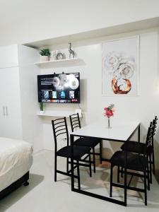 een eetkamer met een tafel en stoelen bij Avida Towers Riala T3 - Studio Unit 2nd Floor - 224 in Cebu City