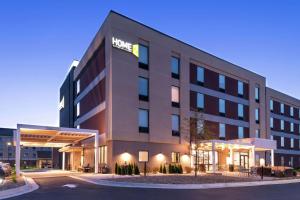 梅里尔维尔Home2 Suites By Hilton Merrillville的一座正面有招牌的酒店大楼