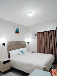 een hotelkamer met 2 bedden en een raam bij Avida Towers Riala T3 - Studio Unit 2nd Floor - 224 in Cebu City