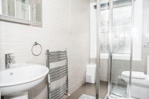 Bilik mandi di 2Bed/Apt - ZONE 1 - 4 Tube Stations + Hyde Park +17 gambar