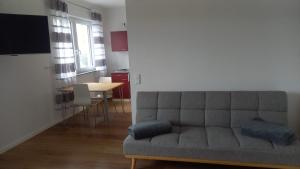 ein Wohnzimmer mit einem Sofa und einem Tisch in der Unterkunft Katjas Ferienwohnungen in Giebelstadt