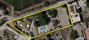 an aerial view of a house with a pool at Villa Molinos in Novelda