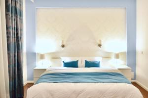 Un dormitorio con una cama grande con almohadas azules. en Luxury Villa - JessApart Walendia, en Walendów
