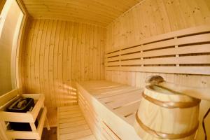 uma sauna de madeira com uma pessoa de pé nela em Luxury Villa - JessApart Walendia em Walendów