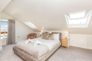 una camera da letto con un letto con asciugamani sopra di Dallicar House a Settle