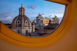 een raam met uitzicht op een gebouw bij Cosmopolita Hotel Rome, Tapestry Collection by Hilton in Rome