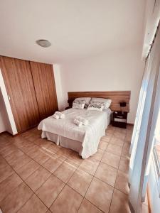 una camera da letto con un letto e asciugamani di Luxury Spinetto a Santa Rosa