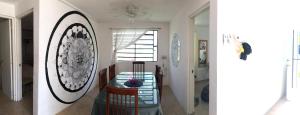 a hallway with a room with a table and a window at Depto Duplex Cancún (Cuarto) in Cancún