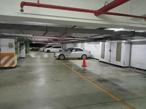 uma garagem com dois carros estacionados nela em Chungli Business Hotel em Zhongli