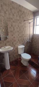 a bathroom with a toilet and a sink at Departamento monoambiente centrico in Arica