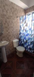uma casa de banho com um WC, um lavatório e um chuveiro em Departamento monoambiente centrico em Arica