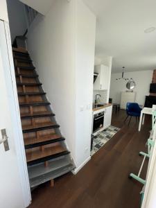 een trap naar een keuken en een woonkamer bij Duplex quartier Saint-Sernin, Toulouse in Toulouse