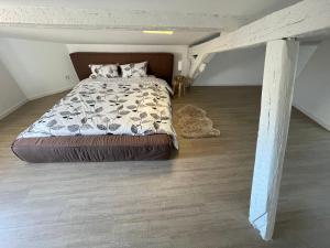 een slaapkamer met een bed en een loft bij Duplex quartier Saint-Sernin, Toulouse in Toulouse