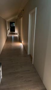 ein leerer Flur einer leeren Wohnung mit einem langen Korridor in der Unterkunft Heppa Apartments in Höfn