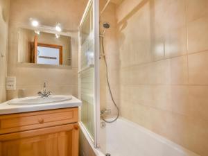 ein Bad mit einem Waschbecken und einer Dusche in der Unterkunft Appartement Les Gets, 3 pièces, 6 personnes - FR-1-685-35 in Les Gets