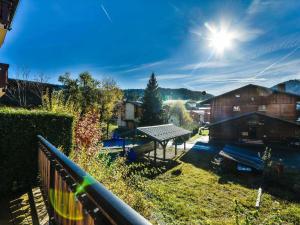 widok na podwórko z basenem i domem w obiekcie Studio calme avec cabine, terrasse et parking – Centre des Gets à 2 pas, 4 pers. - FR-1-685-56 w mieście Les Gets