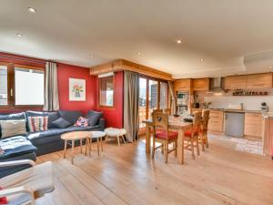 ein Wohnzimmer mit einem Sofa und einem Tisch in der Unterkunft Appartement Les Gets, 3 pièces, 6 personnes - FR-1-685-60 in Les Gets