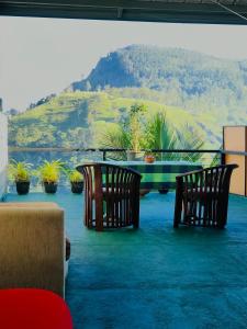 埃拉的住宿－Ella HIDE VIEW，庭院设有两把椅子和一张桌子,享有美景。