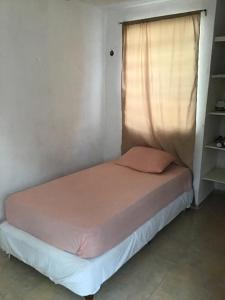 a bed in a room with a window at Depto Duplex Cancún (Cuarto) in Cancún