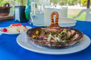 a table with a turkey on a plate with rice at Hotel Boca de Ovejas in El Morro