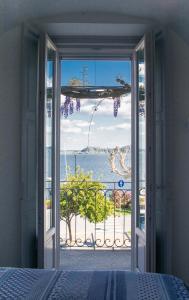 uma porta de quarto com vista para o oceano em La dimora del Glicine 2 em Belgirate